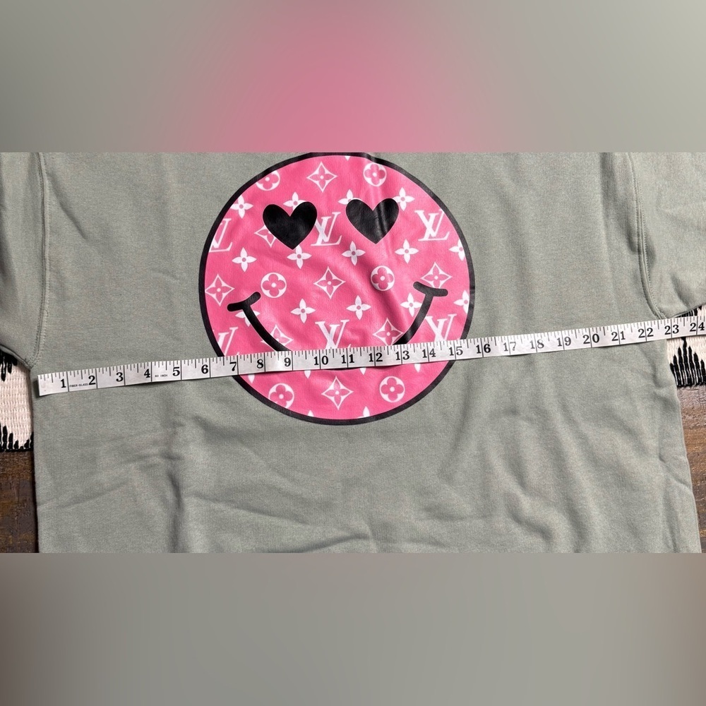 Hanes sage Green Sweatshirt with Pink design Smiley - Picture 6 of 7